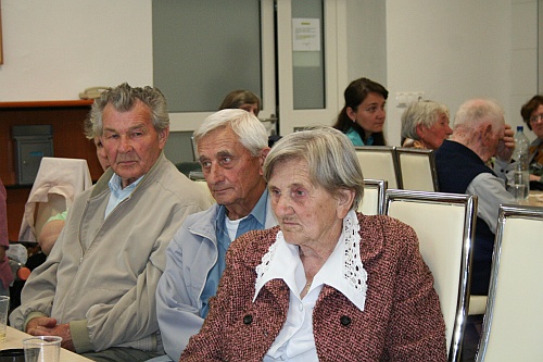 Účastníci spomienkového stretnutia v nemocničnej jedálni.