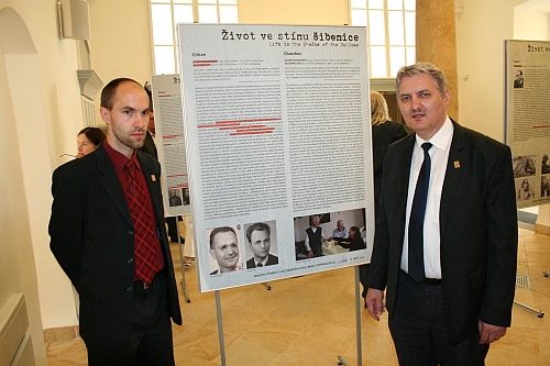 Predstavitelia ÚPN P. Jakubčin a O. Krajňák počas prehliadky výstavy.