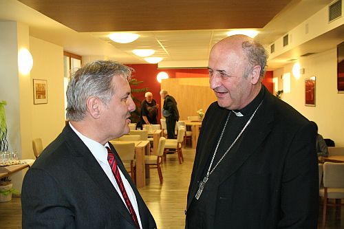 Predseda ÚPN v priateľskom rozhovore s olomouckým arcibiskupom Mons. Janom Graubnerom.