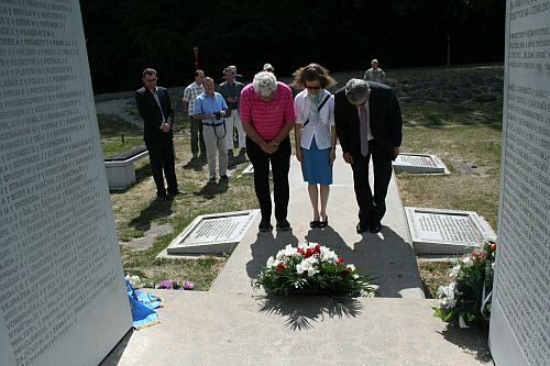 Vence obetiam na rakúsko slovenskej hranici pri Devínskej bráne kládli spolu s predsedom ÚPN pani Anne Roman a p. Dušan Tóth.