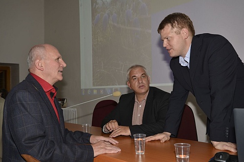 Prednášajúci F. Neupauer. F. Mikloško  a J. Šimulčík počas spoločného rozhovoru.