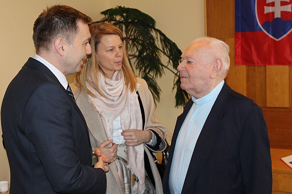 Ocenenému Don Jozefovi Hrdému SDB prišiel pogratulovať osobne Minister financí SR Peter Kažimír s partnerkou.
