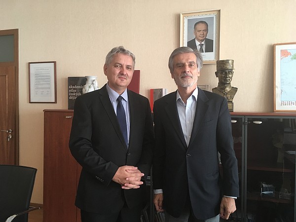 Predseda SpR ÚPN Ondrej Krajňák s Petrom Weissom, slovenským veľvyslancom v Prahe.
