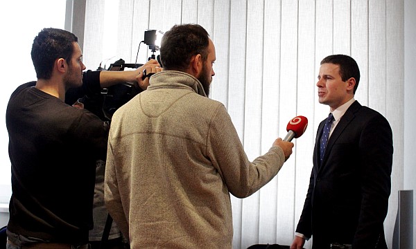 Vladimír Palko zo sekcie dokumentácie v rozhovore s novinármi.