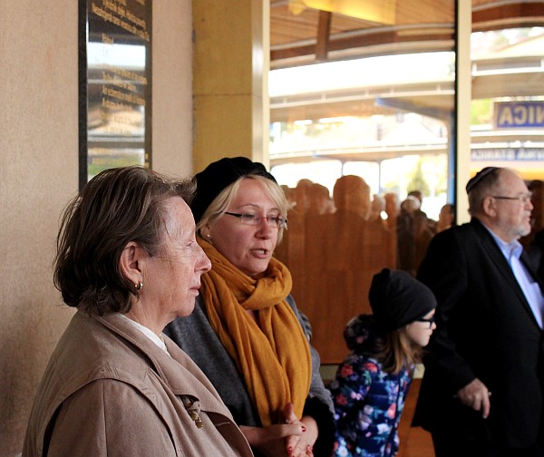 Emeritná prezidentka Spoločnosti kresťanov a židov na Slovensku Štefánia Sališová (vľavo) s predsedníčkou Spoločnosti Luciou Faltinovou.