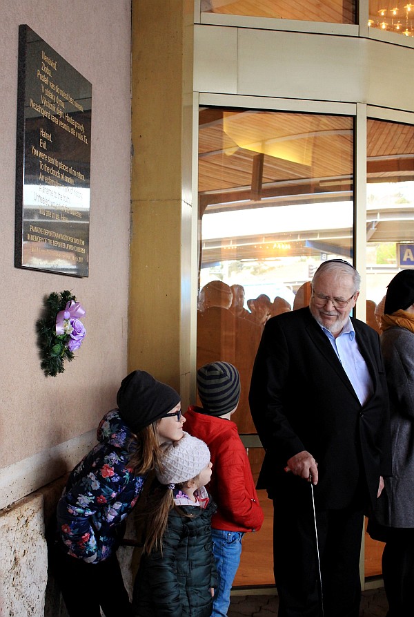 Čestný predseda Ústredného zväzu židovských náboženských obcí Pavel Traubner, ktorý sám prežil holokaust, s vnúčatami.
