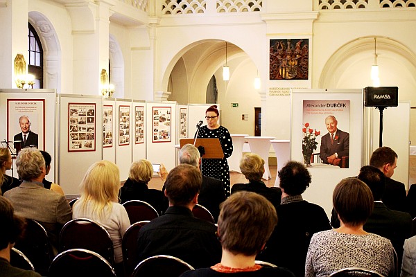 Predsedníčka Správnej rady Ústavu pamäti národa Andrea Kluknavská vystúpila s prednáškou o Alexandrovi Dubčekovi (Foto: Stefanie Bose)