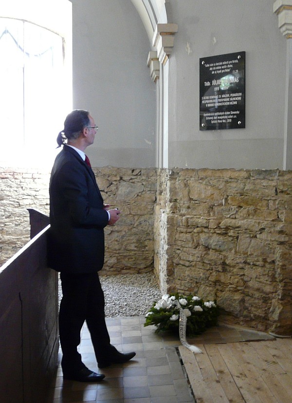 Úctu pamiatke evanjelického kňaza Júliusa Madarása vzdali aj zástupcovia ÚPN, na fotografii Ján Endrödi