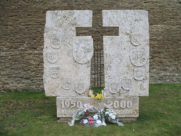 Pamätník internovaným rehoľníkom na nádvorí Kláštora redemptoristov v Podolínci