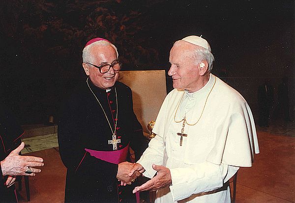 Foto: Biskup Pavol M. Hnilica s pápežom Jánom Pavlom II. Zdroj: Archív biskupa Hnilicu