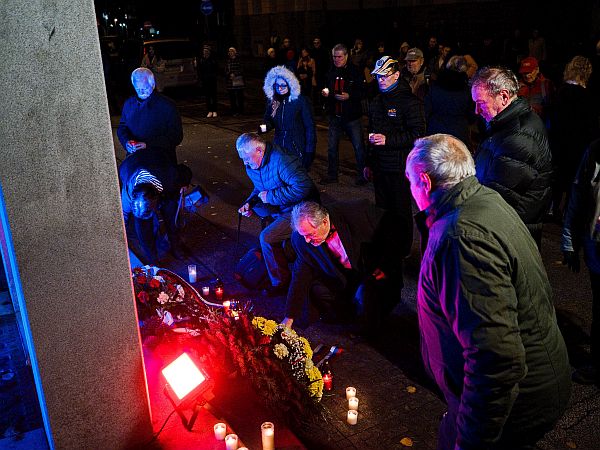 Účastníci pietnej spomienky v Trenčíne k Pamätníku obetiam komunizmu položili sviečky