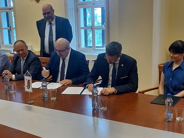 Podpis memoranda o spolupráci medzi Ústavom pamäti národa a Univerzitou J. Selyeho