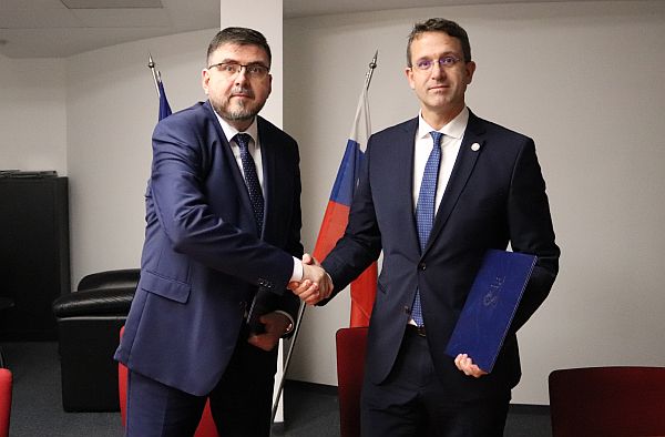 Foto: Jerguš Sivoš a Jozef Božik po podpise memoranda o spolupráci