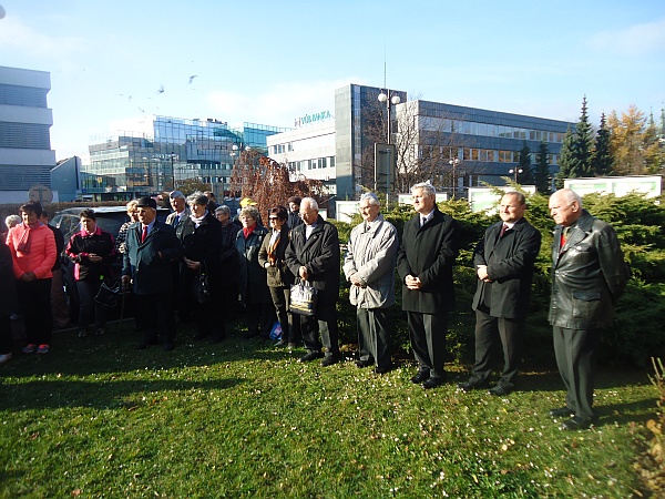 Účastníci spomienky počas pietneho aktu pri pamätníku obetiam komunizmu.