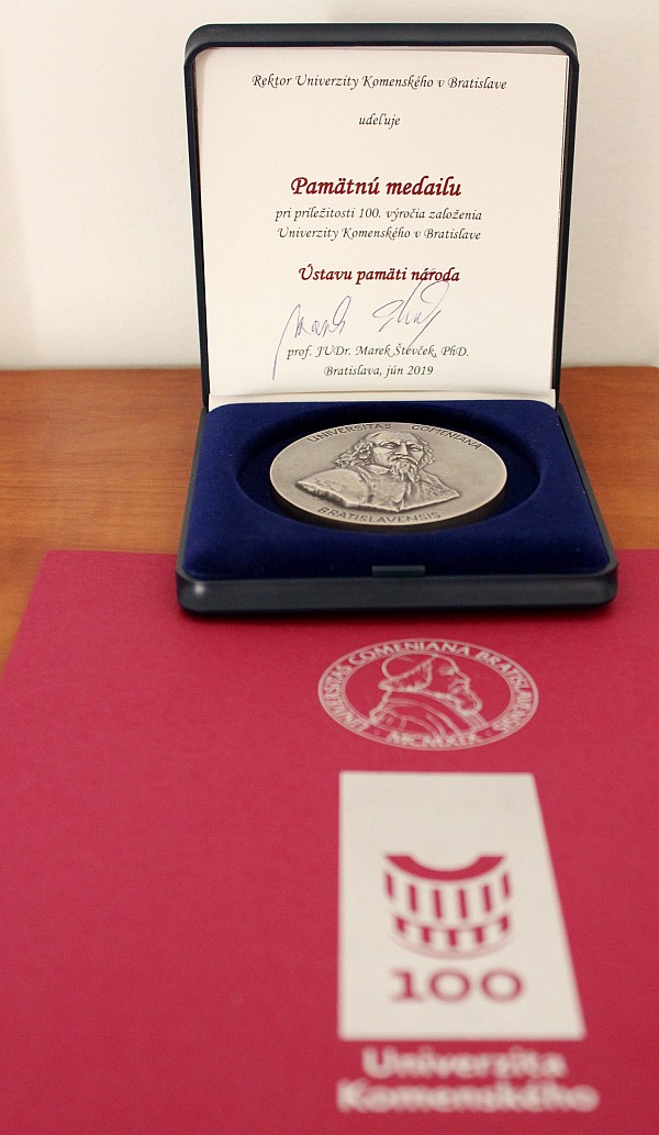 Pamätná medaila pri príležitosti 100. výročia založenia UK v Bratislave pre ÚPN