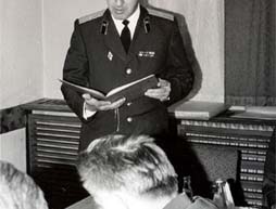 Foto: Dôstojník KGB číta pozdravný list predstaviteľom VKR