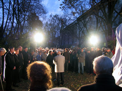 Foto:<br />
Pohľad na účastníkov slávnostného odhalenia pamätníka obetiam komunizmu na Jakubovom námestí.