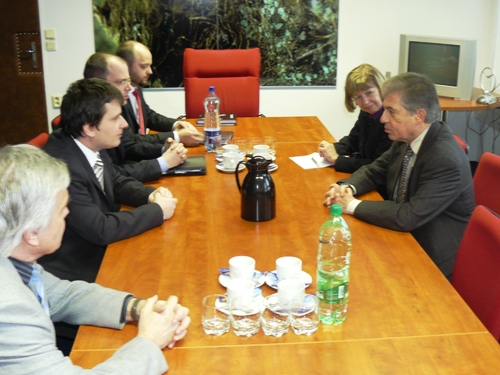 Foto: zľava M.Gula, I. Petranský, O. Podolec, J. Pálffy a Henry Cuny s doprovodom