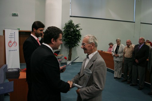 Foto: Odovzdávanie dekrétu I. Petranským (ÚPN)