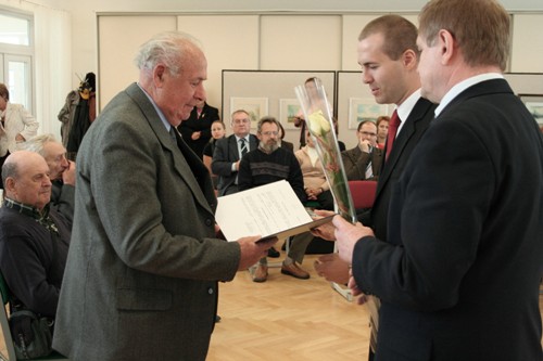 Foto: odovzdávanie dekrétu J. Ondriašom