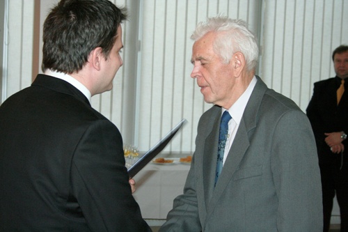 Foto: odovzdávanie dekretu v Prievidzi Foto 1: odovzdávanie dekretu v Prievidzi
