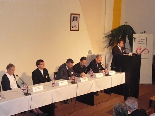 Foto: Otvorenie konferencie – príhovor predsedu Správnej rady ÚPN Ivana A. Petranského Foto: Otvorenie konferencie – príhovor predsedu Správnej rady ÚPN Ivana A. Petranského
