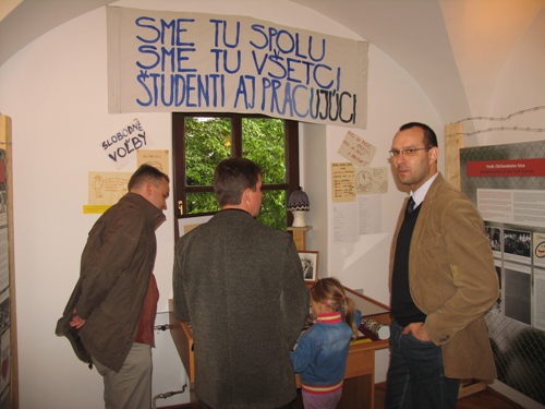 Foto: Pohľad do expozície, v popredí druhý z autorov výstavy Peter Balun Foto: Pohľad do expozície, v popredí druhý z autorov výstavy Peter Balun