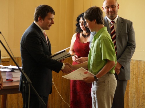 Foto: Ivan A. Petranský odovzdáva vecné dary ocenenému študentovi