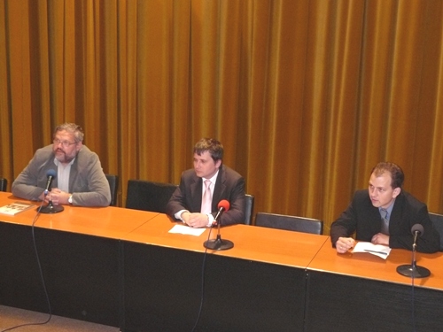Zľava: riaditeľ Múzea SNP Stanislav Mičev, predseda Správnej rady ÚPN Ivan A. Petranský a autor publikácie Martin Lacko Foto: zľava Stanislav Mičev, Ivan A. Petranský a Martin Lacko
