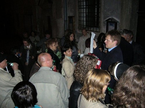Účastníci seminára pred zdevastovaným františkánskym kláštorom v Kremnici Foto: Účastníci seminára pred zdevastovaným františkánskym kláštorom v Kremnici
