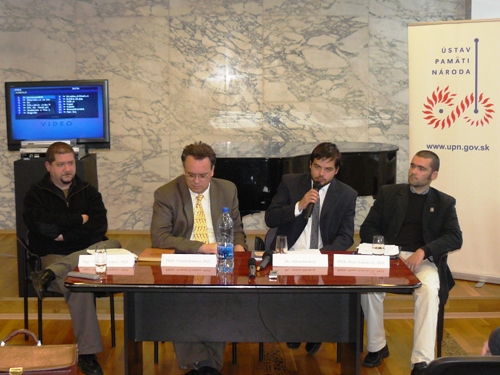 Zľava: Vojtech Kárpáty, moderátor Tomáš Klubert, Anton Hruboň a Peter Sokolovič Foto: Zľava: V. Kárpáty, moderátor T. Klubert, A. Hruboň a P.Sokolovič