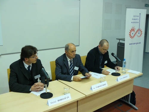 M. Horeličan, Ján Čarnogurský a moderátor O. Podolec Foto: M. Horeličan z ÚPN, J. Čarnogurský a moderátor panelu O. Podolec