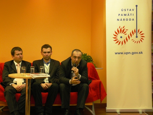 Zľava: predseda Správnej rady ÚPN Ivan Petranský, moderátor Peter Jašek, autor publikácie Karol Janas Foto: zľava I. Petranský, P. Jašek, K. Janas