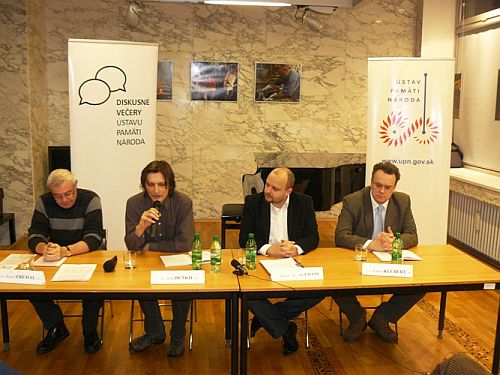 Foto: zľava Karol Fremal, Juraj Benko, moderátor Ján Pálffy, Tomáš Klubert Foto: zľava K. Fremal, J. Benko, moderátor J. Pálffy, T. Klubert