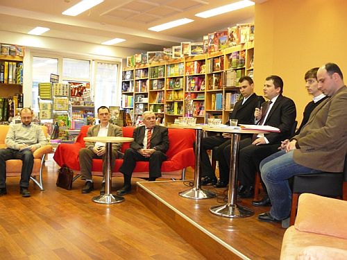 Foto: zľava recenzenti Martin Pekár, Róbert Letz, Valerián Bystrický, moderátor Peter Jašek, predseda Správnej rady ÚPN Ivan Petranský, autori publikácie David Schriffl a Michal Schvarc Foto: zľava recenzenti M. Pekár, R. Letz, V. Bystrický, P. Jašek, I. Petranský, D. Schriffl a M. Schvarc