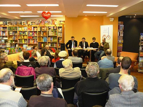 Foto: Pohľad na účastníkov Foto: Pohľad na účastníkov