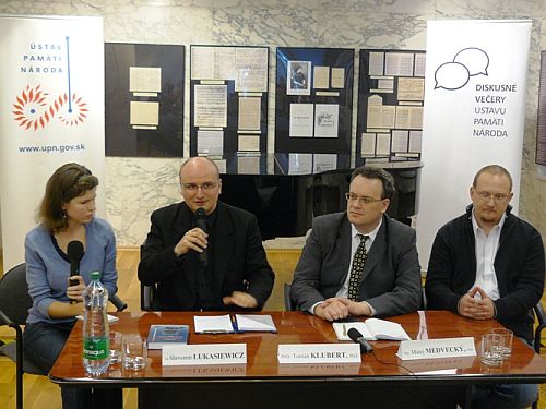 Foto: Zľava: tlmočníčka, S. Łukasiewicz, moderátor T. Klubert a M. Medvecký
