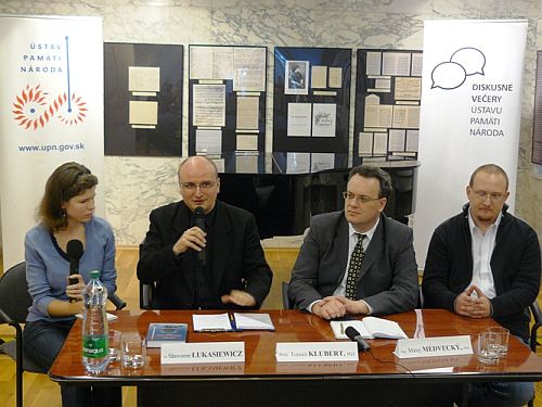 Foto: Zľava: tlmočníčka, Sławomir Łukasiewicz, moderátor Tomáš Klubert a Matej Medvecký Foto: Zľava: tlmočníčka, S. Łukasiewicz, moderátor T. Klubert a M. Medvecký