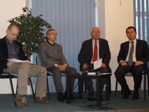 Foto: Zľava riaditeľ sekcie vedeckého výskumu ÚPN Ondrej Podolec, autor prezentovanej publikácie Petr Kubík, predseda Spoločnosti gen. M. R. Štefánika Vojtech Čelko a predseda Správnej rady ÚPN Ivan A. Petranský Foto: Zľava O. Podolec, P. Kubík, V. Čelko a Ivan A. Petranský