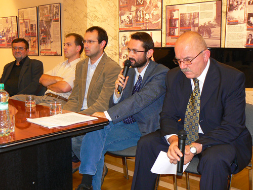 Foto: Zľava: Měčislav Borák, Martin Lacko, moderátor Peter Balun, Witold Wasilewski, tlmočník Peter Čačko. Foto: Zľava: M. Borák, M. Lacko, P. Balun, W. Wasilewski, P. Čačko.