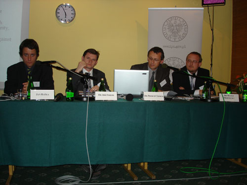 Foto: Matej Medvecký spolu s účastníkmi. Foto: Matej Medvecký spolu s účastníkmi.