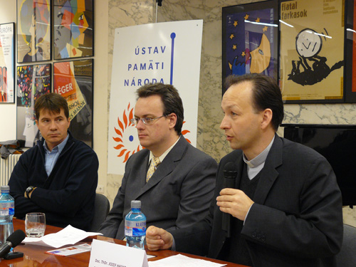 Foto: Zľava P. Dubovský, moderátor T. Klubert, J. Haľko.