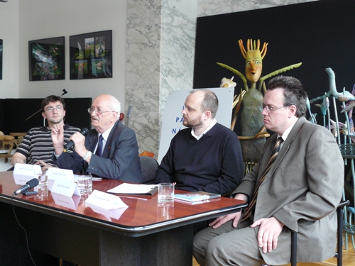 Foto: zľava Marek Syrný, František Vnuk, moderátor Ján Pálffy a Tomáš Klubert. Foto: zľava M. Syrný, F. Vnuk, moderátor J. Pálffy a T. Klubert.