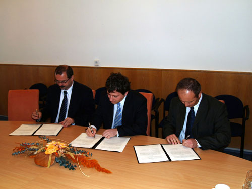 Foto: Zástupcovia inštitúcií pri podpise dohody. Foto: Zástupcovia inštitúcií pri podpise dohody.