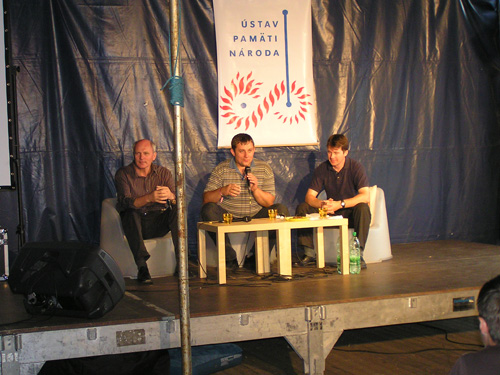 Foto: Zľava: organizátor Sviečkovej manifestácie František Mikloško, moderátor Michal Dzurjanin, historik Patrik Dubovský. Foto: Zľava: F. Mikloško, M. Dzurjanin, P. Dubovský