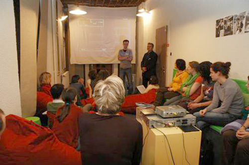 Po premietnutí filmu November +20 mohli zúčastnení položiť otázku režisérovi filmu Tomášovi Vitekovi a spoluorganizátorovi Ondrejovi Krajňákovi. Foto: diskusia po premietnutí filmu