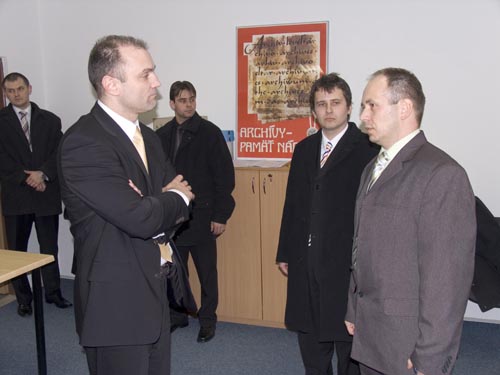 Foto: Riaditeľ Archívu ÚPN Ladislav Bukovzsky informuje ministra Ivana Langera, v strede Ivan Petranský. Foto: sprava Ladislav Bukovzsky, v strede Ivan Petranský,Ivan Langer.