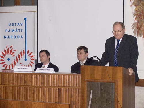 Foto: príhovor podpredsedu vlády D. Čaploviča na otvorení konferencie. Foto: príhovor podpredsedu vlády D. Čaploviča na otvorení konferencie.