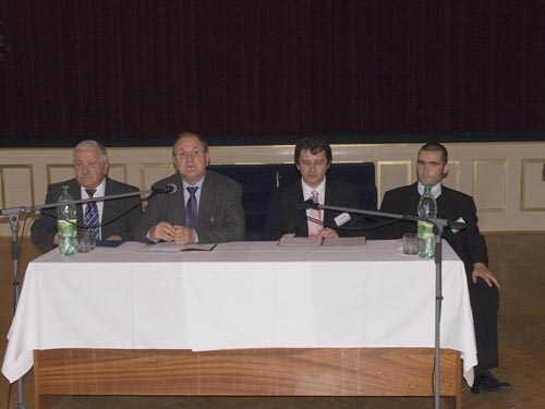 Foto: Úvodný príhovor podpredsedu vlády D. Čaploviča, vedľa neho zľava dekan FiF UK v Bratislave Anton Eliáš, vpravo Ivan Petranský a Peter Sokolovič. Foto: D. Čaplovič, vedľa neho zľava A. Eliáš, vpravo I. Petranský a P. Sokolovič.