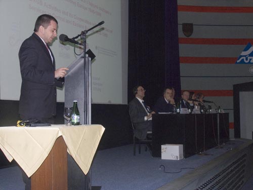 Foto: Predseda Správnej rady ÚPN Ivan Petranský s otváracím prejavom. Foto: Predseda Správnej rady ÚPN Ivan Petranský s otváracím prejavom.